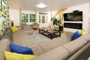 Luxurious and SECLUDED 3BR Hot Tub Pool Table FREE Attraction Tickets